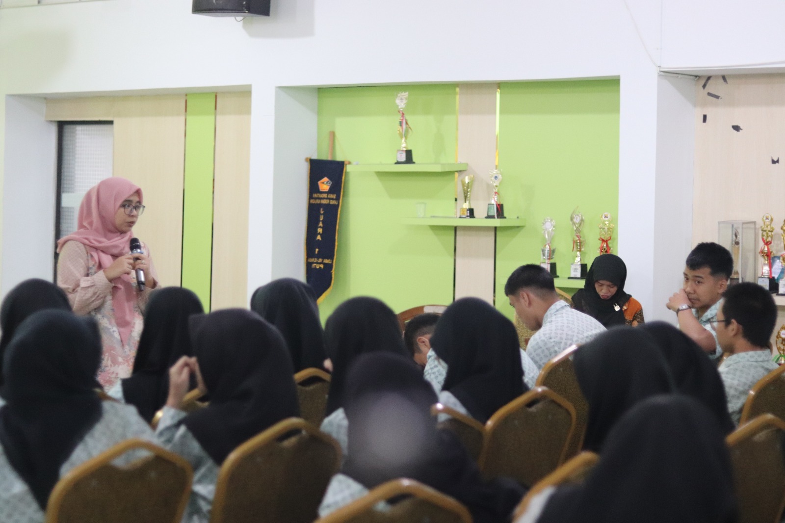 Murid Cambridge MAN 1 Pekanbaru Belajar Menembus Kampus Dunia Bersama Alumni Luar Negeri