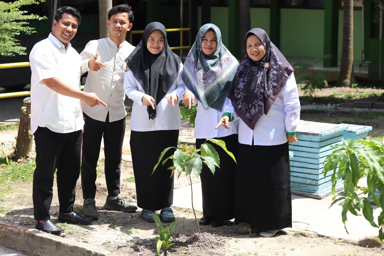 MAN 1 Pekanbaru Dukung Program Ekoteologi Kemenag RI Lewat Gerakan Penanaman Pohon