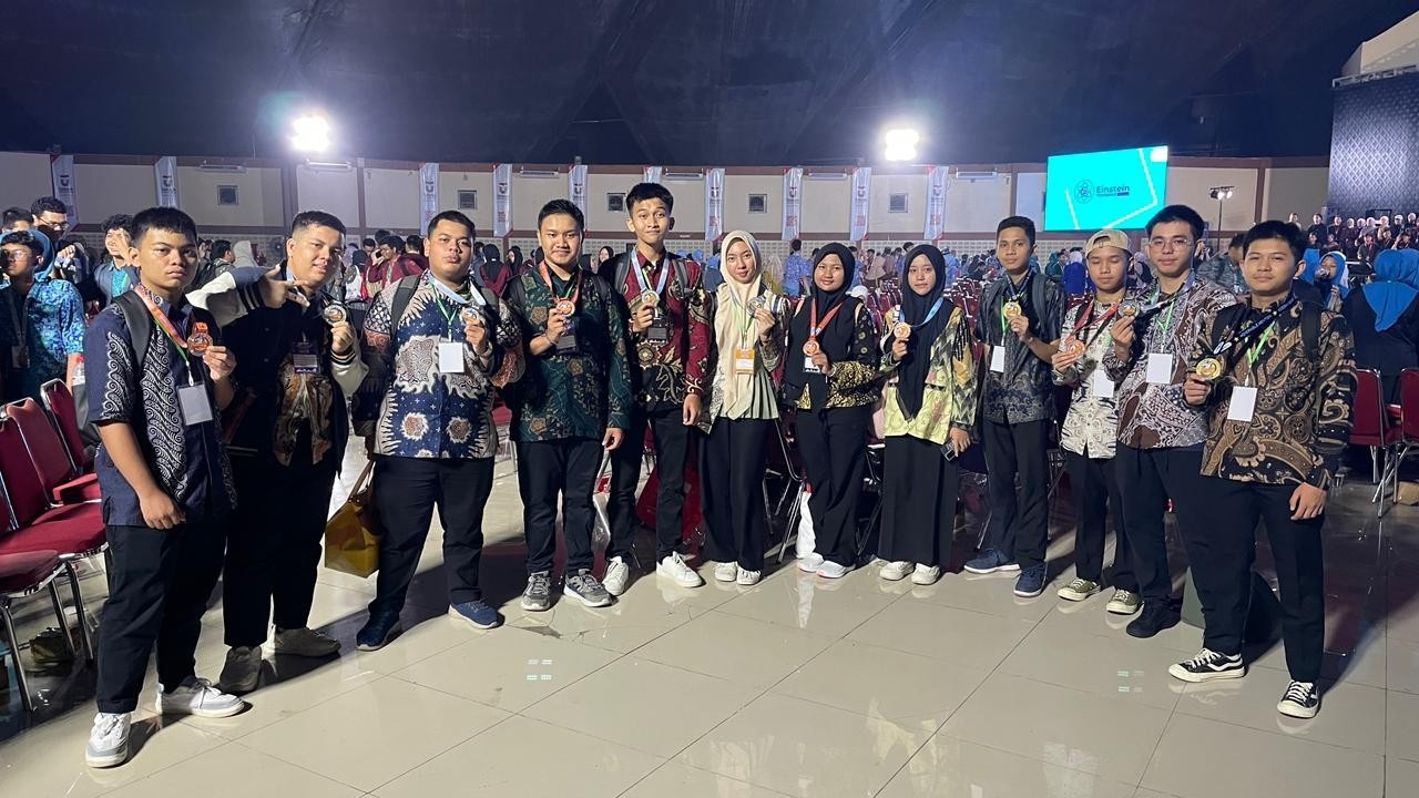 Murid MAN 1 Pekanbaru Borong Prestasi Nasional pada Ajang KOSSMI 2026 di Telkom University Bandung